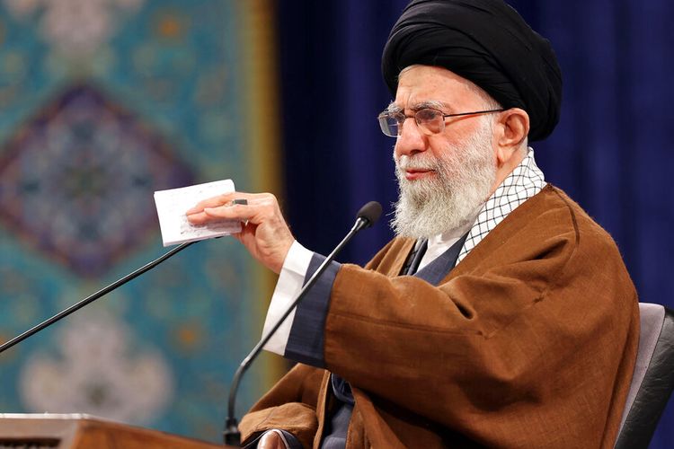 Ayatollah Ali Khamenei. Pemimpin tertinggi Iran itu pada Senin (3/10/2022) menuduh Amerika Serikat (AS) dan Israel telah mengobarkan kerusuhan di Iran menyusul kematian Mahsa Amini.