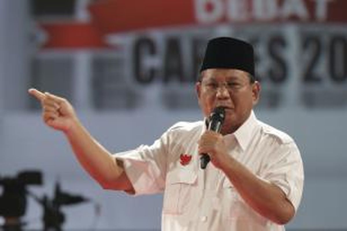 Calon Presiden nomor urut 1 Prabowo Subianto memberikan visi misi dalam debat capres 2014 putaran kedua, di Hotel Gran Melia, Kuningan, Jakarta, Minggu (15/6/2014).