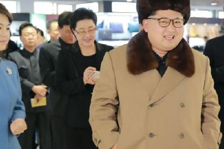 Pemimpin Tertinggi Korea Utara Kim Jong Un ditemani istrinya Ri Sol Ju menginspeksi sebuah toko di Pyongyang 