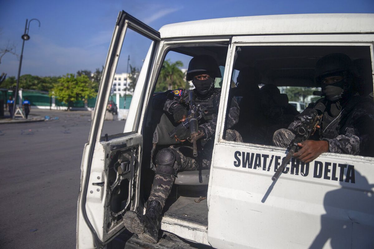 Pasukan bersenjata mengamankan area di mana Perdana Menteri Haiti Ariel Henry meletakkan karangan bunga di depan peringatan pahlawan kemerdekaan Jean Jacques Dessalines di Port-au-Prince, Haiti, Minggu, 17 Oktober 2021.