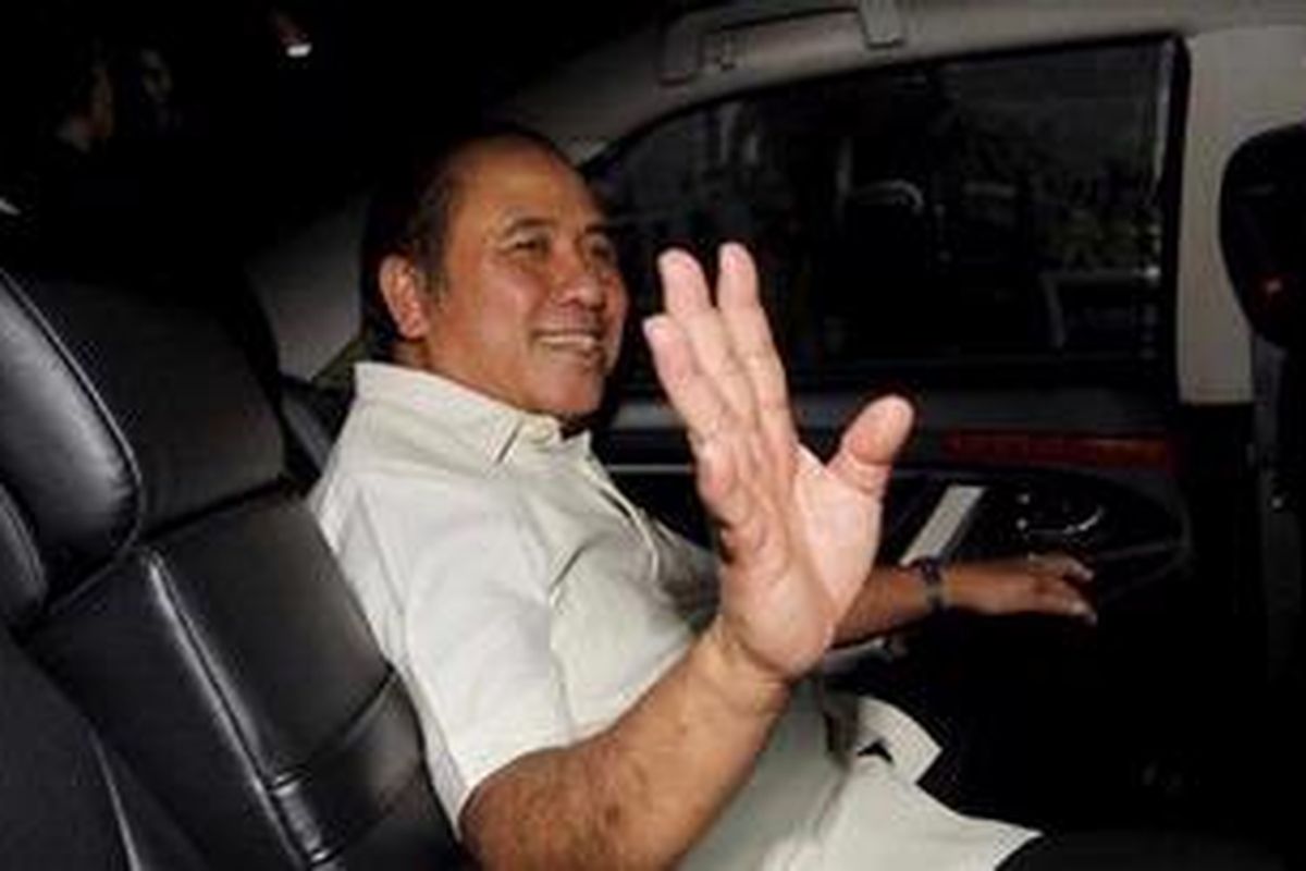 Wakil Gubernur DKI Jakarta, Prijanto seusai memberikan surat pengunduran diri ke DPRD DKI Jakarta, Selasa (27/12/2011). Masa baktinya bersama Gubernur DKI Fauzi Bowo seharusnya berakhir Oktober 2012. 