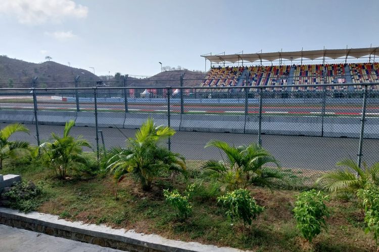 Suasana di Sirkuit Mandalika, Lombok, Nusa Tenggara Barat, pada Minggu (15/10/2023) pagi menjelang balapan utama MotoGP Mandalika 2023. 