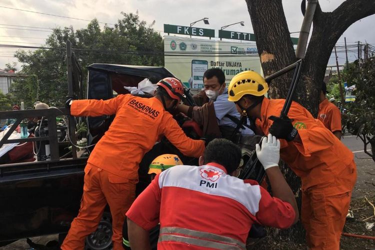 Tim Rescue Basarnas Yogyakarta saat melakukan proses evaluasi pengemudi yang terjepit akibat laka tunggal menabrak pohon di Jalan ringroad selatan, Gamping kidul, Ambarketawang, Kecamatan Gamping, Kabupaten Sleman. (Foto dokumentasi Kantor Pencarian dan Pertolongan Basarnas Yogyakarta)