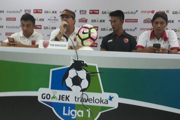 Pelatih PSM Makassar, Robert Rene Alberts (2 dari kiri), memberikan  keterangan pers setelah timnya takluk 1-2 dari PS TNI pada pertandingan Liga 1 di Stadion Pakansari Cibinong, Senin (15/5/2017). 