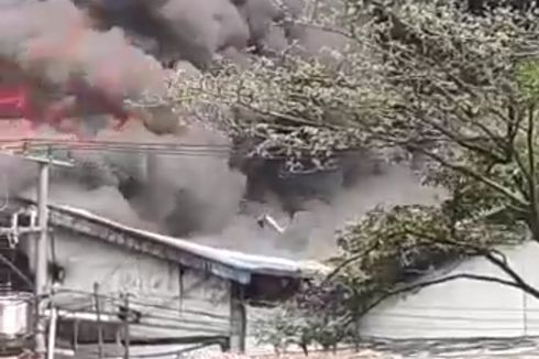 Lokasi Kebakaran Pabrik Paralon di Tangerang Bersebelahan dengan SPBU, Damkar Minta Aliran Bensin Dihentikan