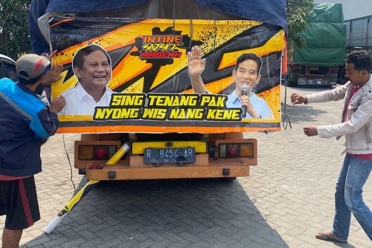 Puluhan sopir di Purbalingga, Jawa Tengah kompak memasang stiker bergambar bakal calon presiden dan wakil presiden Prabowo Subianto dan Gibran Rakabuming Raka di pantat truk mereka, Jumat (3/11/2023).