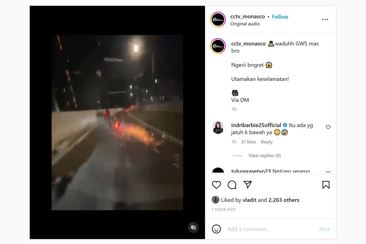Video viral memperlihatkan sejumlah pengendara sepeda motor jatuh saat sedang kebut-kebutan di  jalan layang non tol.