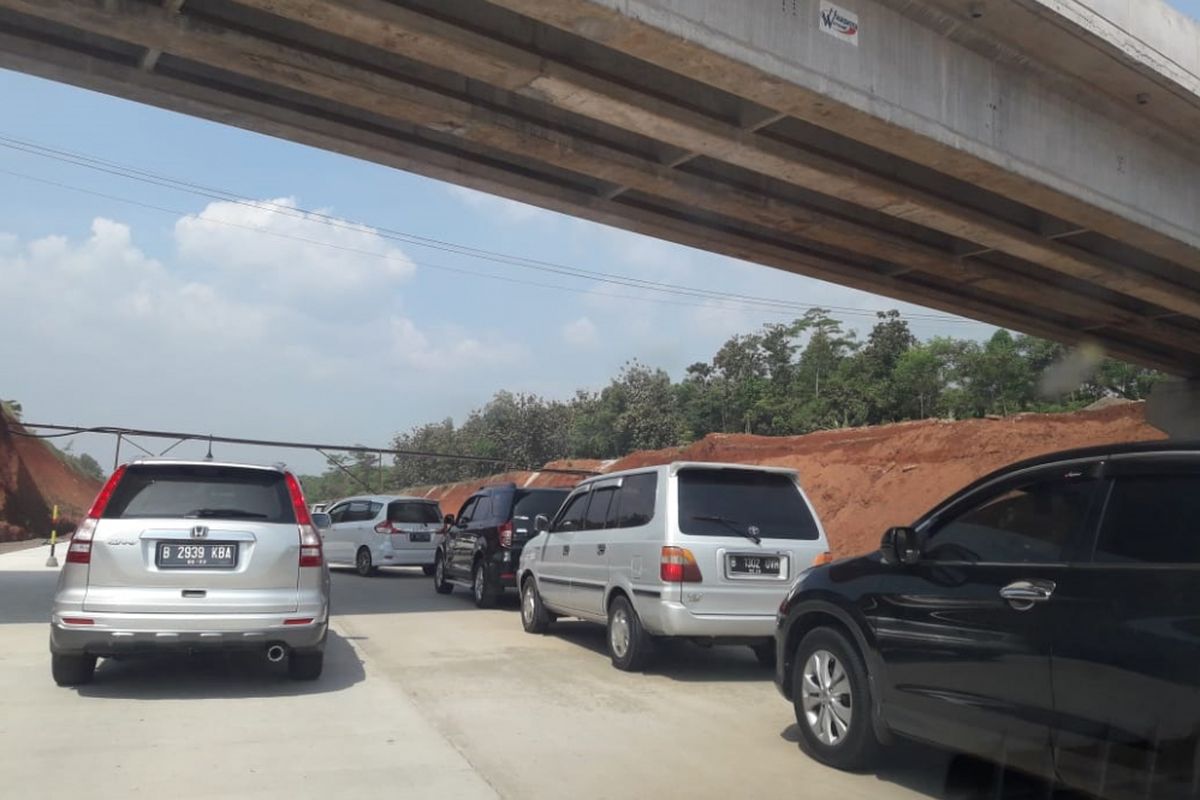 Antrean kendaraan jelang pintu keluar Grinsing di ruas Tol Batang-Semarang, Selasa (12/6/2018).