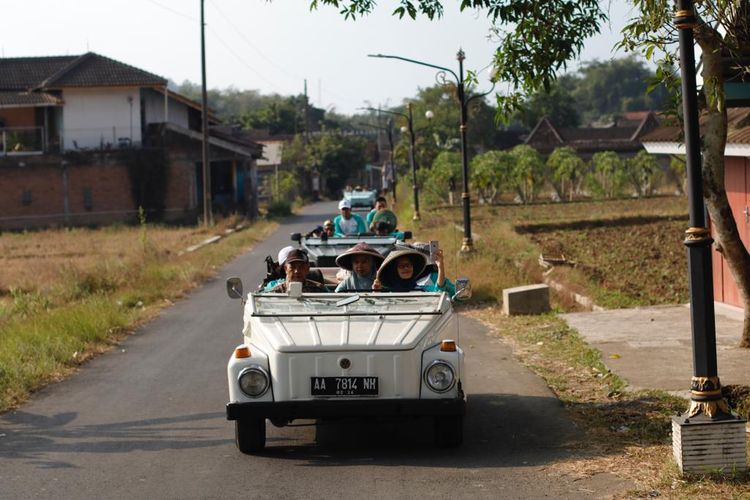 Tur naik VW Safari di kawasan Candi Borobudur, Magelang