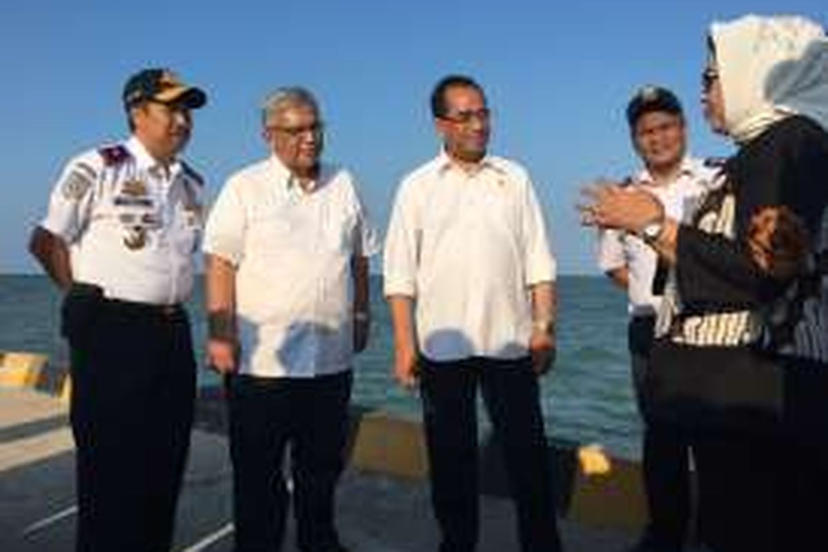 Menteri Perhubungan Budi Karya Sumadi (tengah) mengecek lokasi calon Pelabuhan Patimban, Subang, Jawa Barat, Minggu (4/9/2016).