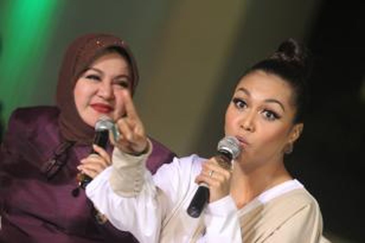 Denada (kanan) bersama sang ibu, Emilia Contesa