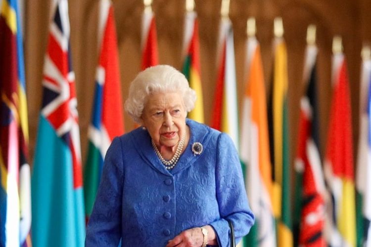 Ratu Inggris Elizabeth II berjalan melewati bendera Persemakmuran di St. George's Hall di Kastil Windsor, Inggris, untuk menandai Hari Persemakmuran pada 6 Maret 2021. Sertifikat kematian Ratu Elizabeth II telah terbit dan menyatakan penyebab Ratu Elizabeth II meninggal karena usia tua.