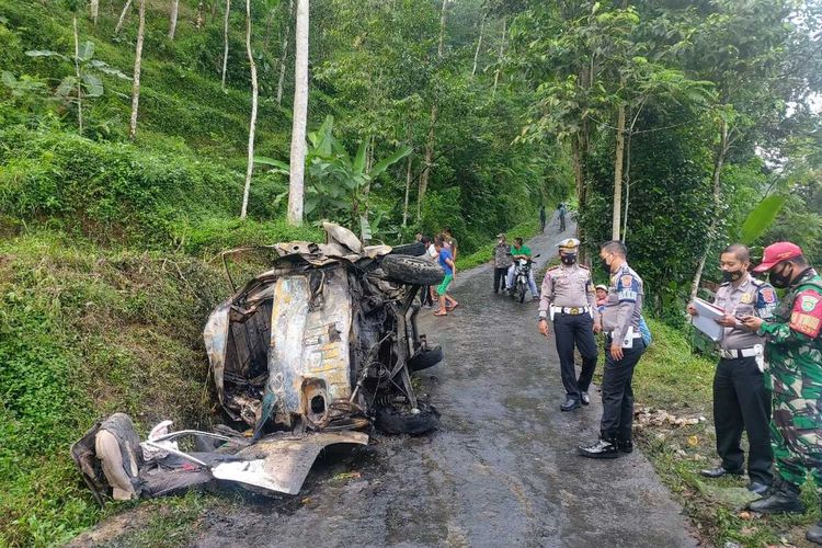 Sebuah angkot menabrak pohon lalu terguling dan terbakar dalam kecelakaan tunggal menyebabkan sopir meninggal dan 3 penunpangnya mengalami luka parah di Kecamatan Cisayong, Kabupaten Tasikmalaya, Sabtu (25/9/2021) petang.