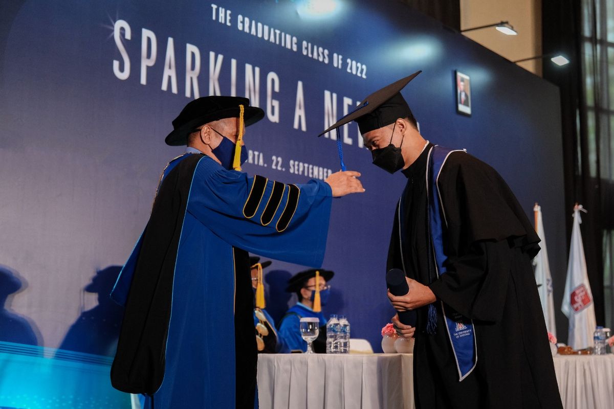 Wisuda luring Sampoerna University 2022 bertajuk ?Sparking A New Era?, Kamis (22/9/2022). 