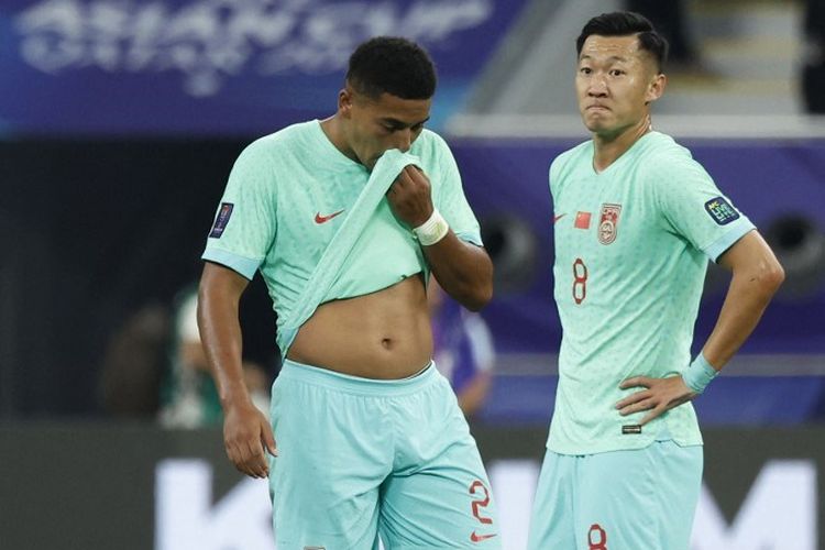 Bek China bernomor punggung 2, Jiang Guangtai, dan gelandang nomor 8 Xu Xin setelah kalah dari pertandingan melawan Qatar di Khalifa International Stadium, Doha, Senin (22/1/2024).