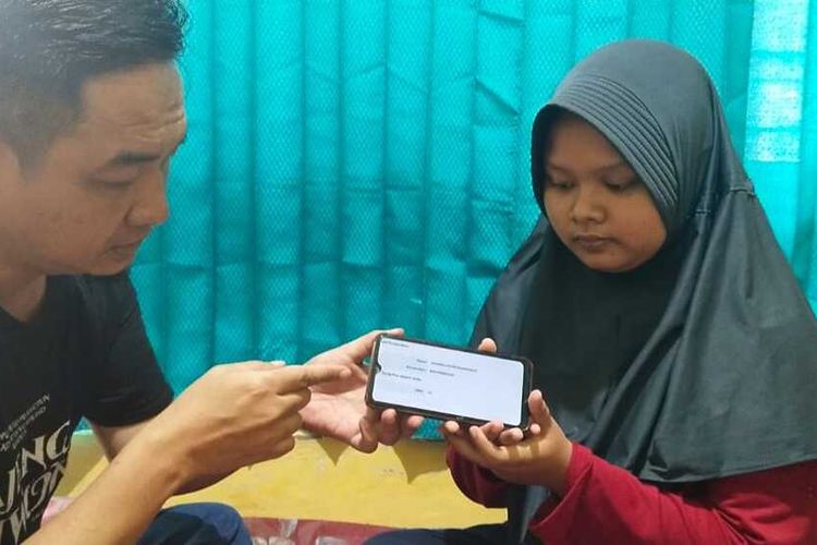 Ketua KTM Daniel Lukas Rorong Bersama Amanda Putri Rahmawati Saat dijumpai di Rumah Budenya.