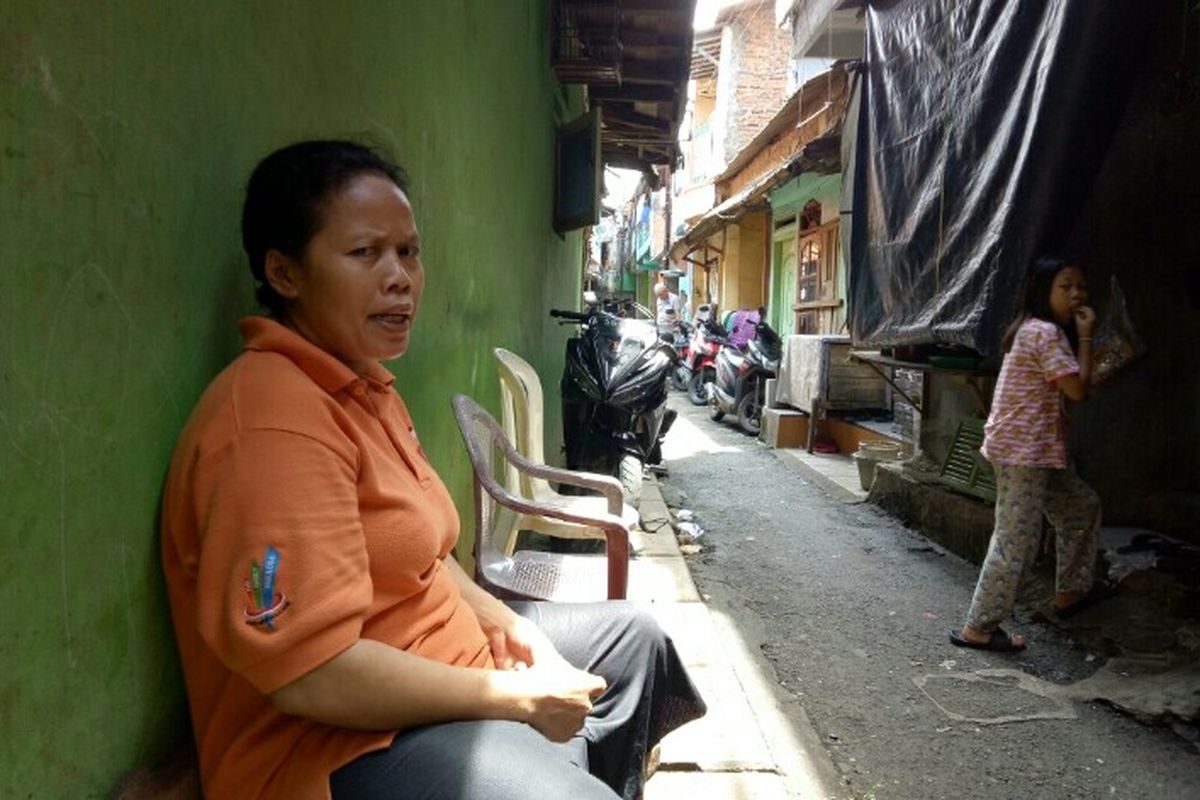 Seorang wanita, Zubaedah (45) bisa disebut telah bersahabat dengan banjir yang kerap merendam rumahnya di Kampung Pulo, Kampung Melayu, Jatinegara, Jakarta Timur. 