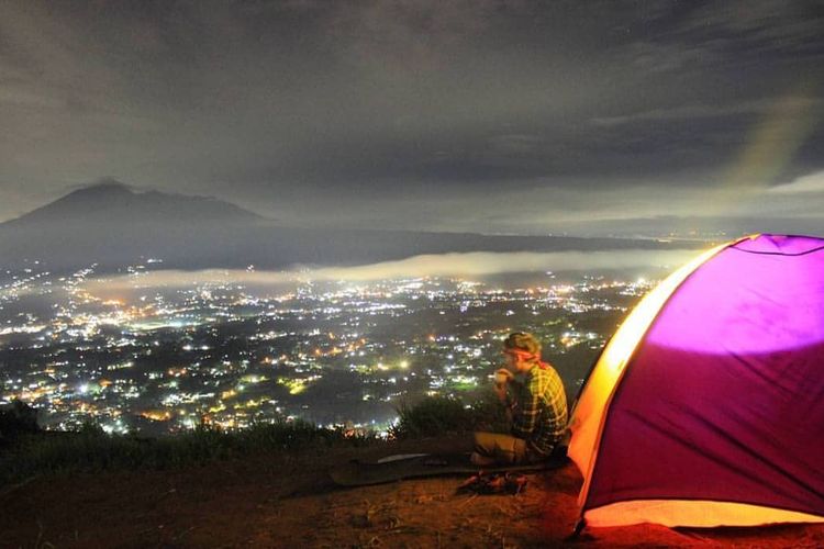 Bukit Alesano di Kabupaten Bogor yang bisa menawarkan sensasi menikmati indahnya gemerlap kota Bogor dari ketinggian.