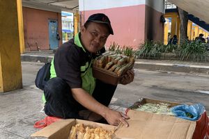Menunggu Ramai yang Tak Kunjung Datang, Cerita Casmudin Menjual Lumpia di Terminal Purabaya