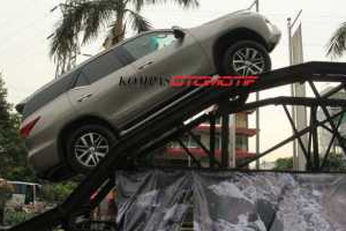 Sesi test drive Toyota All New Fortuner di Senayan City, Jumat (22/1/2016).a