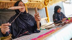Dari Tenun ke Air Bersih, Ikhtiar Perempuan Lombok Mengubah Kehidupan