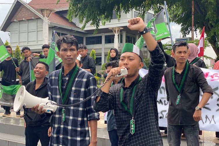 Puluhan mahasiswa yang tergabung dalam Himpunan Mahasiswa Islam (HMI) Cabang Lhokseumawe dan Kabupaten Aceh Utara, Provinsi Aceh, menggelar demonstrasi meminta Presiden Joko Widodo mengawal kasus pembunuhan terhadap Imam Masykur (25) di Jakarta. Aksi ini dipusatkan di Taman Riyadah, Kota Lhokseumawe, Jumat (1/9/2023)