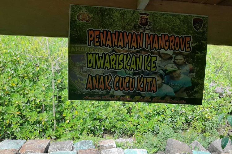 Suasana Mempawang Mangrove Park (MMP) di Desa Pasir, Kecamatan Mempawah Hilir, Kabupaten Mempawah, Kalimantan Barat. MMP merupakan salah satu kawasan ekowisata andalan.