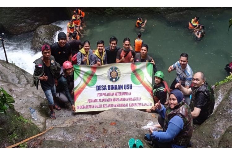 Sejumlah warga dan tim dalam program Desa Binaan USU.