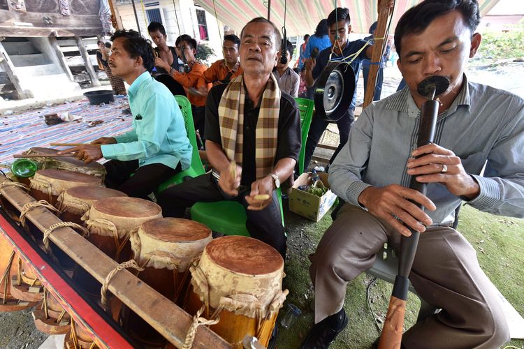 Penampilan para pargonsi (orang yang memainkan alat musik gondang) di Dusun Lumban Nainggolan, Desa Narumontak, Kecamatan Porsea, Kabupaten Toba Samosir, Sumatera Utara, Senin (6/8/2018).