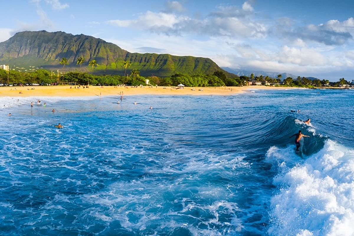 Ilustrasi Hawaii - Tempat wisata bernama Makaha di Pulau O'ahu, Hawaii, Amerika Serikat.
