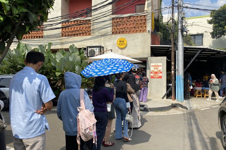 Efek ‘Earworm’ hingga FOMO di Balik Ramainya Burger Aldi Taher