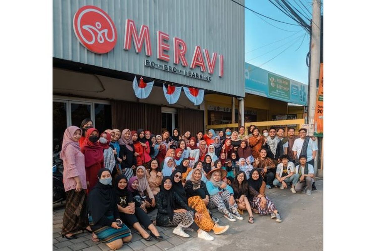 Meravi BPO merayakan HUT ke-2 bersama founder, manajer, ratusan karyawan, serta partnership manager dari klien. 