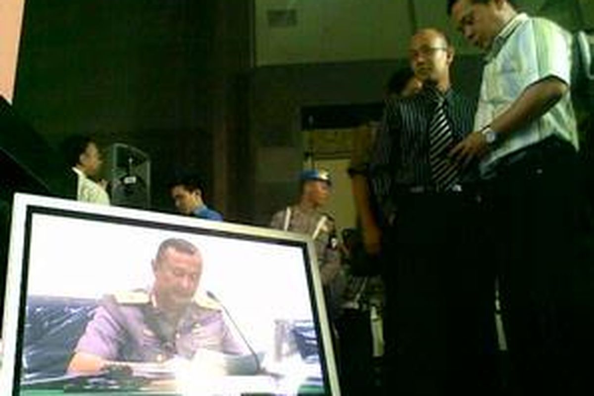 Suasana sidang kode etik profesi Kompol Arafat di Mabes Polri, Jakarta, Rabu (5/5/2010). Penuhnya ruang sidang membuat wartawan hanya dapat menyaksikan di luar ruangan melalui layar monitor.