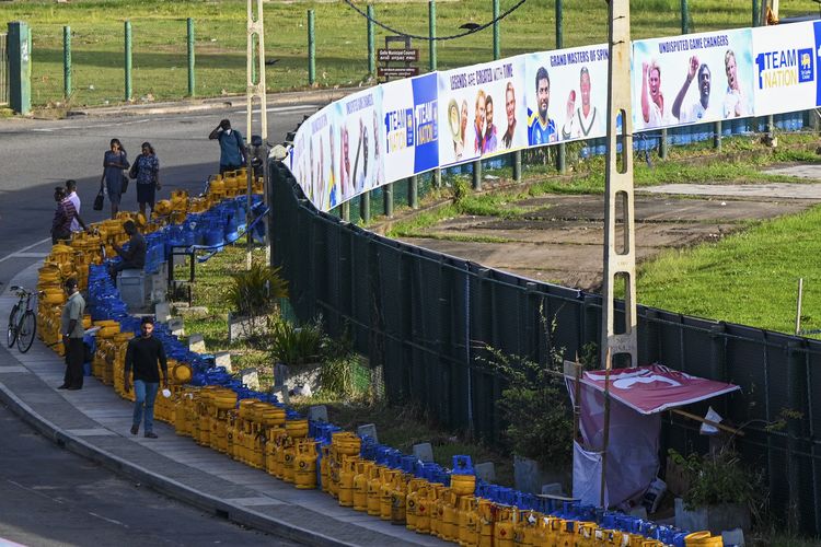 Buntut dari krisis Sri Lanka bangkrut, warga mengantre untuk membeli elpiji di dekat Stadion Kriket Internasional Galle, 28 Juni 2022.