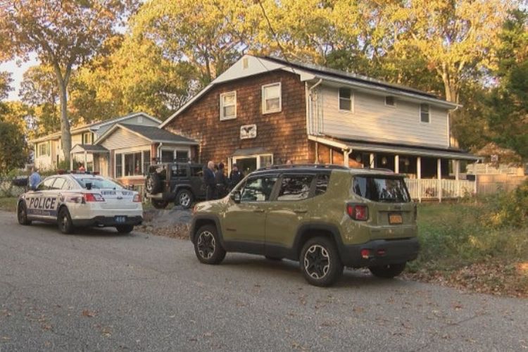 Rumah di Suffolk County, Long Island, New York, tempat ditemukannya tulang manusia yang terkubur di ruang bawah tanah.