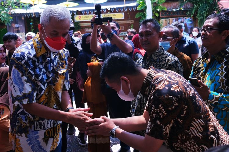 Gubernur Jawa Tengah Ganjar Pranowo dan Wali Kota Solo Gibran Rakabuming Raka melakukan blusukan di Kampung Batik Kauman, Kota Solo, Jawa Tengah, Sabtu (1/10/2022).