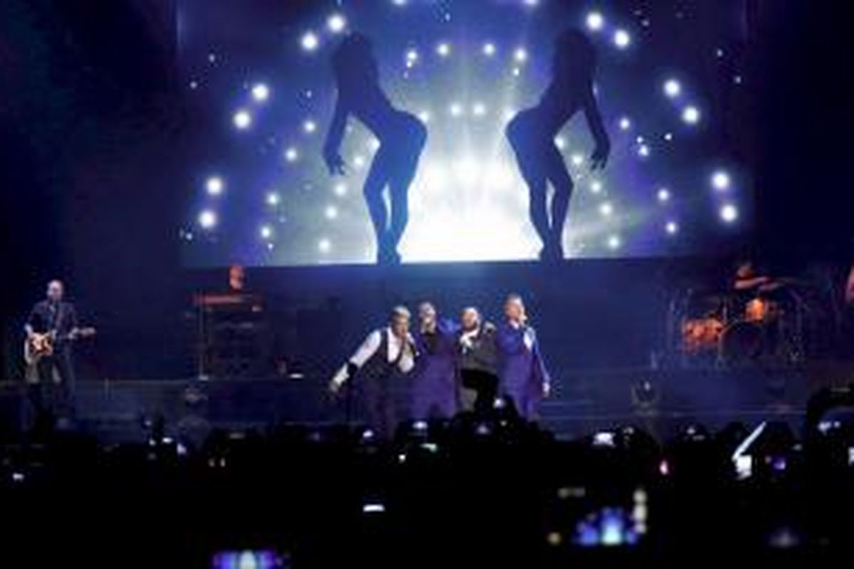 Grup musik Boyzone yang terdiri dari Keith Duffy, Michael Graham, Ronan Keating, dan Shane Lynch mengobati kerinduan penggemar dalam konser A Night of Reunion, Boyzone: Back Again No Matter Wha, di Istora Senayan, Jakarta, Jumat (22/5/2015). Boyband asal Irlandia yang terkenal pada 1990-an itu hadir lagi setelah 18 tahun lalu, yaitu 1997, menggelar konser di Jakarta. Kali ini Boyzone membawakan kembali lagu-lagu hit mereka, seperti Love Me For A Reason, Picture of You, dan Baby Can I Hold You.