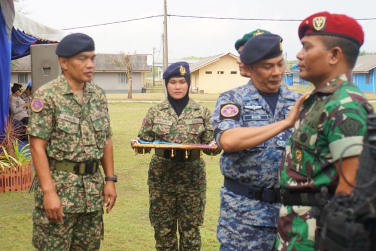 Latihan Gabungan Bersama (Latgabma) Malindo Darsasa-11AB/2023 yang diikuti TNI dan Angkatan Tentara Malaysia resmi dibuka di Kem PKLN Semarak, Pahang,  Malaysia, pada Senin (13/3/2023).  Latihan yang dibuka oleh Asisten Ketua Staf (AKS J3) Mejar Jeneral Dato Nur Hafiz bin Abdul Karim dan Asisten Operasi Panglima TNI Mayor Jenderal TNI Agus Suhardi itu diikuti 461 personel ATM (Angkatan Tentara Malaysia) dan 149 personel TNI.