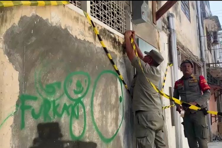 Satuan polisi pamong praja menyegel sarang burung walet di pusat Kota Lhokseumawe, Provinsi Aceh, Rabu (13/7/2023)