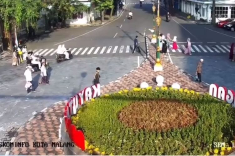 Rekaman CCTV aksi perusakan logo salah satu huruf T dari tulisan Kayutangan di Taman Simpang Rajabali, Kota Malang, Jawa Timur.