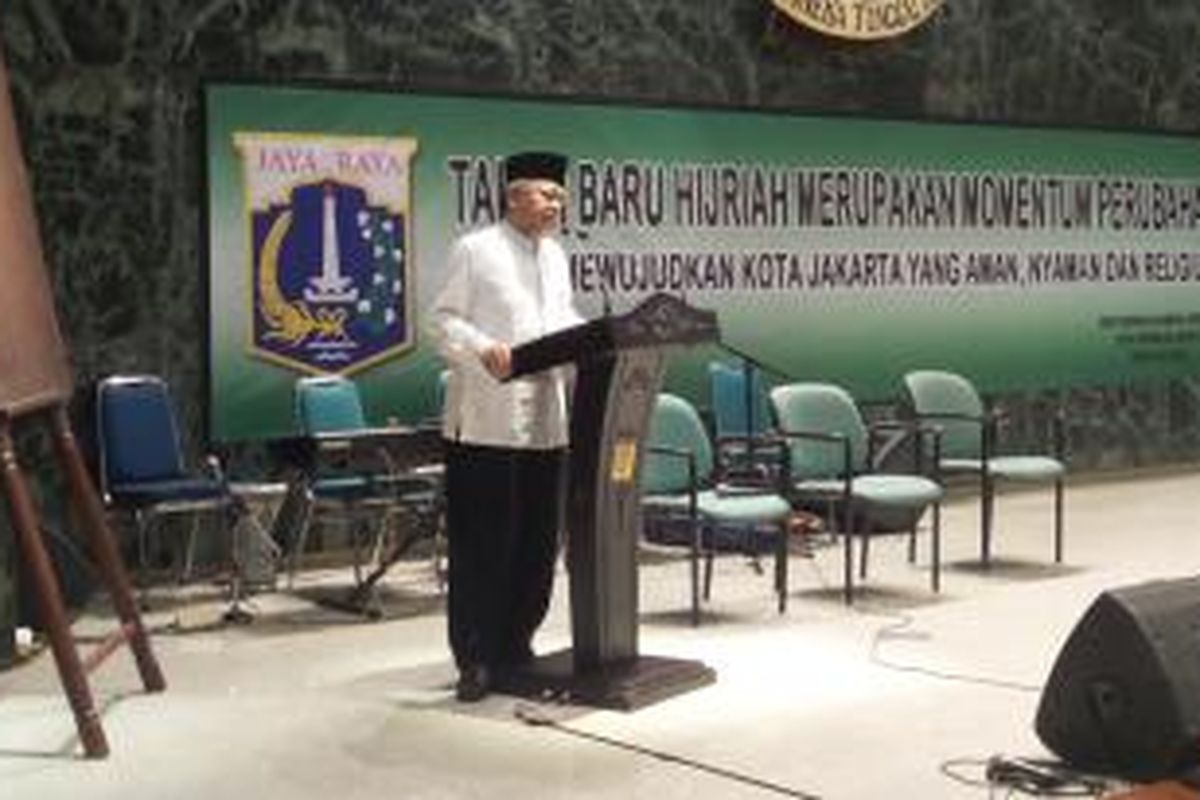 Imam besar Masjid Istiqlal, Ali Musthafa Ya'qub saat memberikan ceramah dalam rangka peringatan Tahun Baru Islam, di Balaikota Jakarta, Rabu (29/10/2014) 