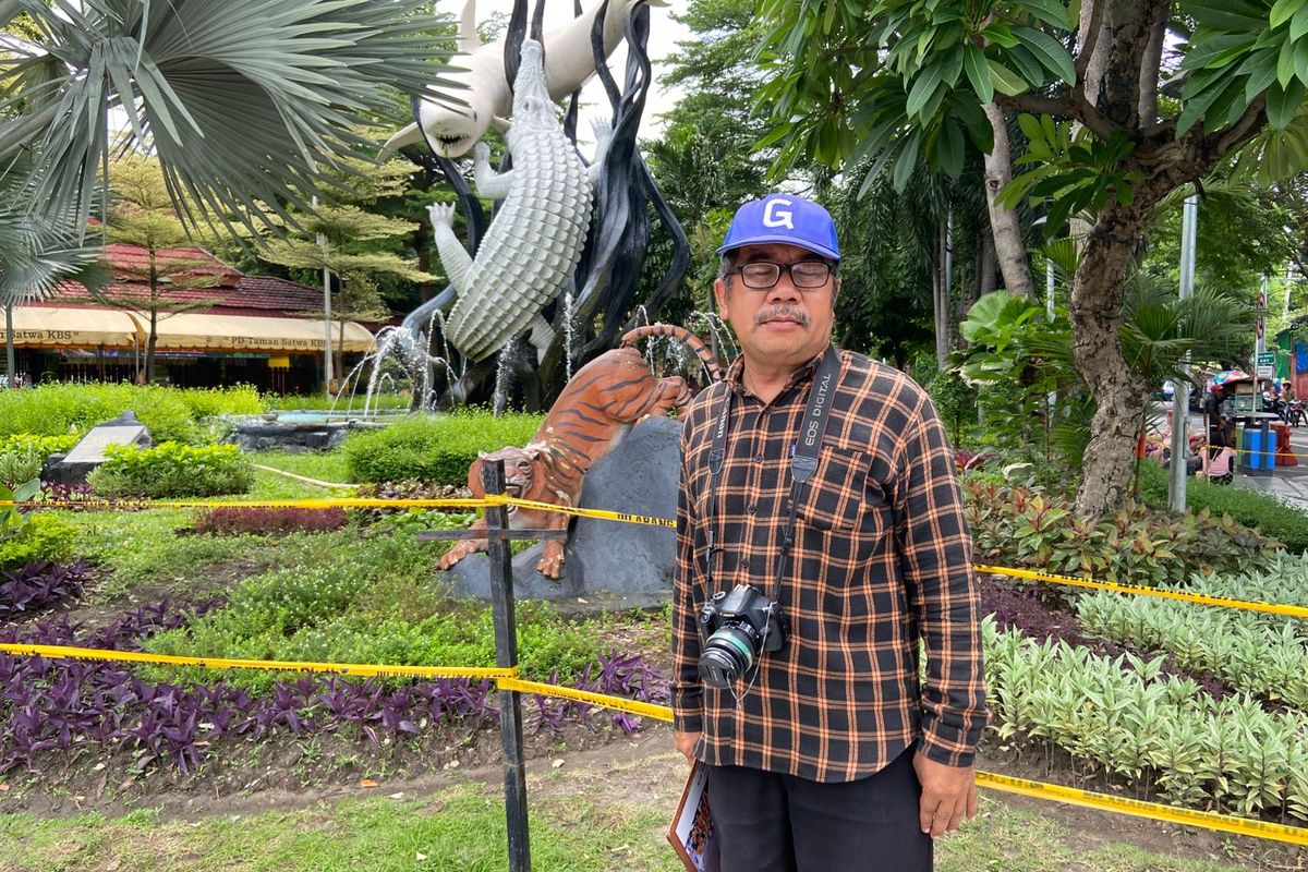 Bowo, fotografer keliling di Kebun Binatang Surabaya sejak tahun 2005, Kamis (16/1/2025).
