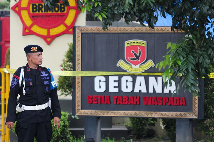 Polisi bersiaga setelah terjadi ledakan di Subden Jibom Detasemen Gegana Satbrimob Polda Jatim, Jalan Gresik, Surabaya, Jawa Timur, Senin (4/3/2024). Kapolda Jatim Inspektur Jenderal Polisi Imam Sugianto mengatakan ledakan diduga berasal dari sisa-sisa temuan bahan peledak yang akan dimusnahkan atau didisposal. 