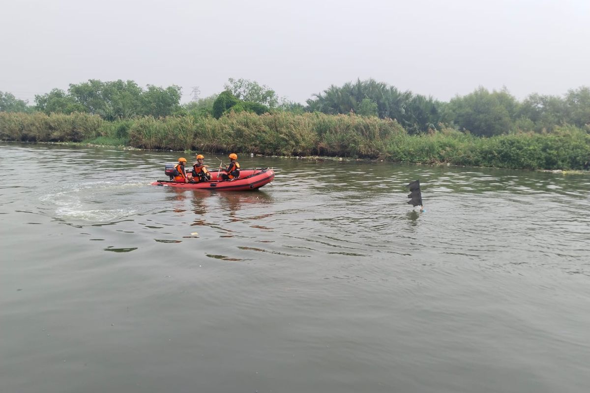Tim Sar melakukan pencarian dengan menggunakan perahu karet terhadap ABK yang tenggelam di Perairan Muara Kali Adem, Penjaringan, Jakarta Utara pada Selasa (25/7/2023).