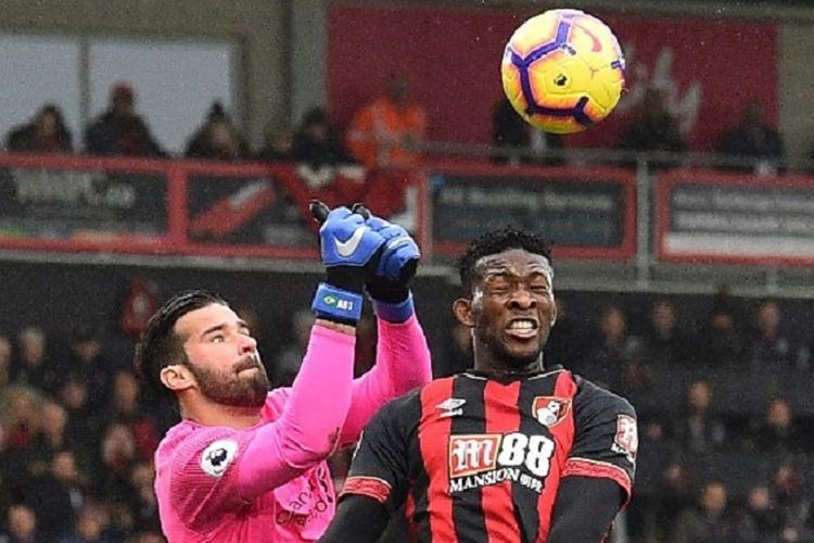 Alisson Becker meninju bola yang coba disundul Jefferson Lerma pada laga AFC Bournemouth vs Liverpool di Stadion Vitality dalam lanjutan Liga Inggris, 8 Desember 2018. 