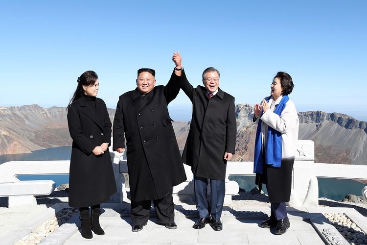 Pemimpin Korea Utara Kim Jong Un bersama istrinya Ri Sol Ju (sisi kiri), berpose dengan Presiden Korea Selatan Moon Jae-in dan Ibu Negara Kim Jung-sook di Gunung Paektu Kamis (20/9/2018) setelah pertemuan.