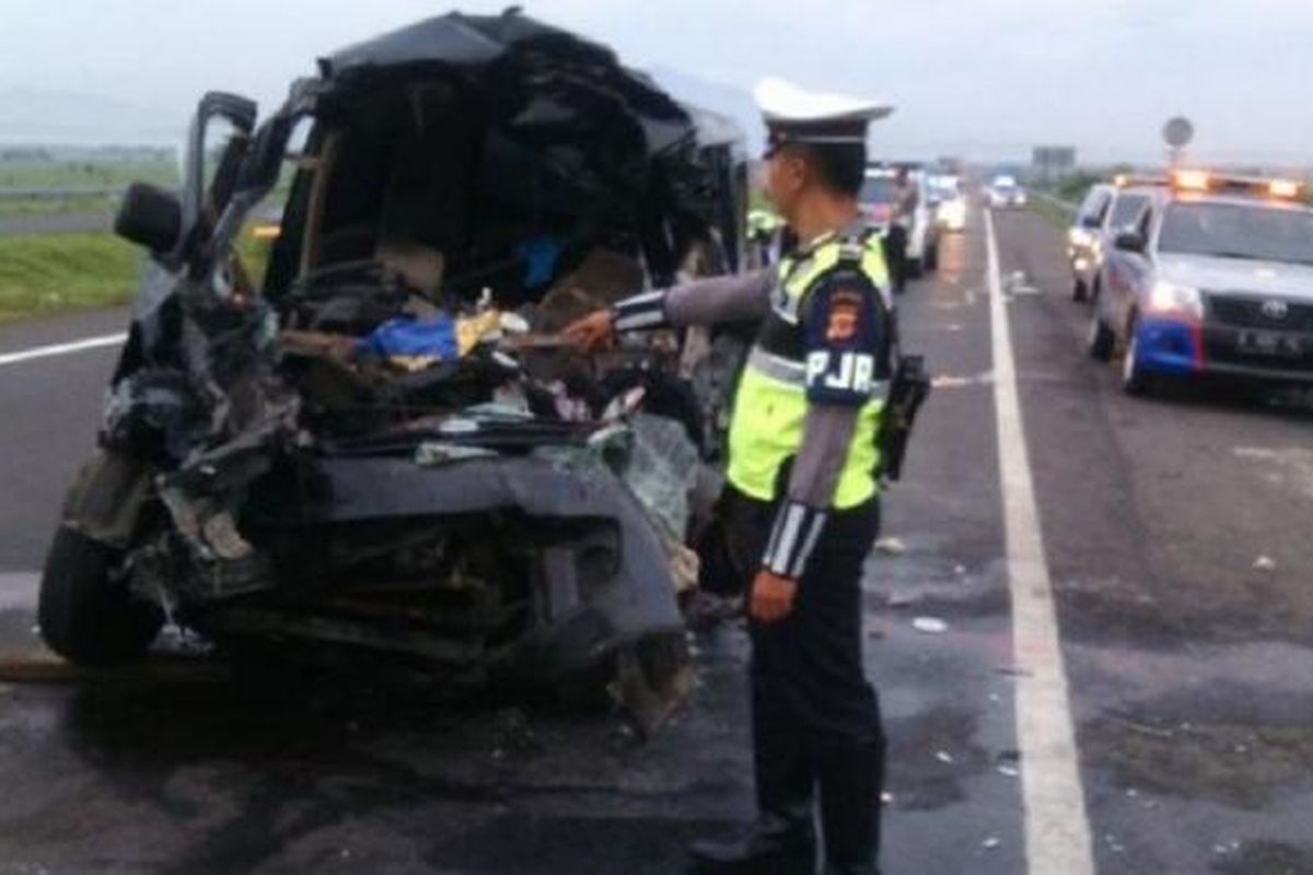 Mobil Daihatsu Luxio ringsek dalam kecelakaan di Tol Cipali, Minggu (15/1/2017) dini hari.