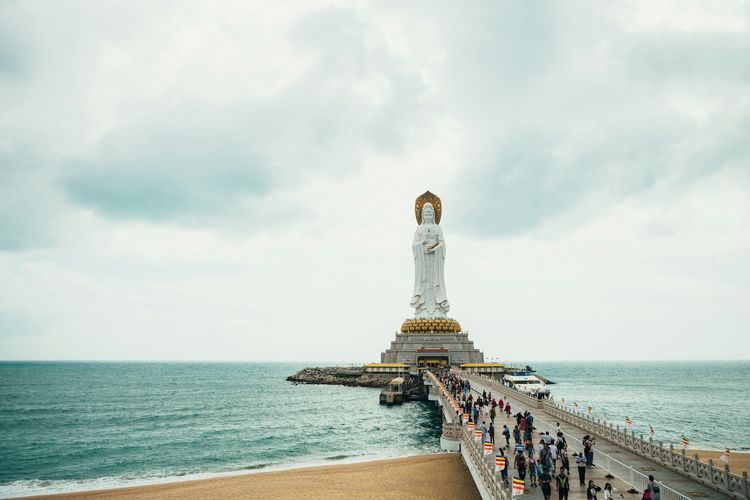 Ilustrasi Nanshan Cultural Tourism Zone di Sanya di Provinsi Hainan, China.