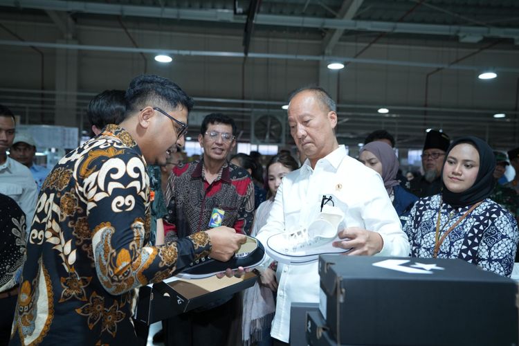 Menteri Perindustrian Agus Gumiwang Kartasasmita dalam pelepasan ekspor sepatu dari PT Yih Quan ke Amerika Serikat dan Australia di Kawasan Industri Terpadu Batang, Kamis (21/8/2025).