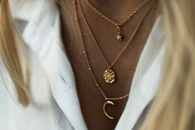 4 Tips Memilih Kalung Sesuai Bentuk Leher Busana agar Elegan